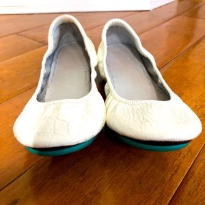 Like New! Size 11 Crinkle White Tieks